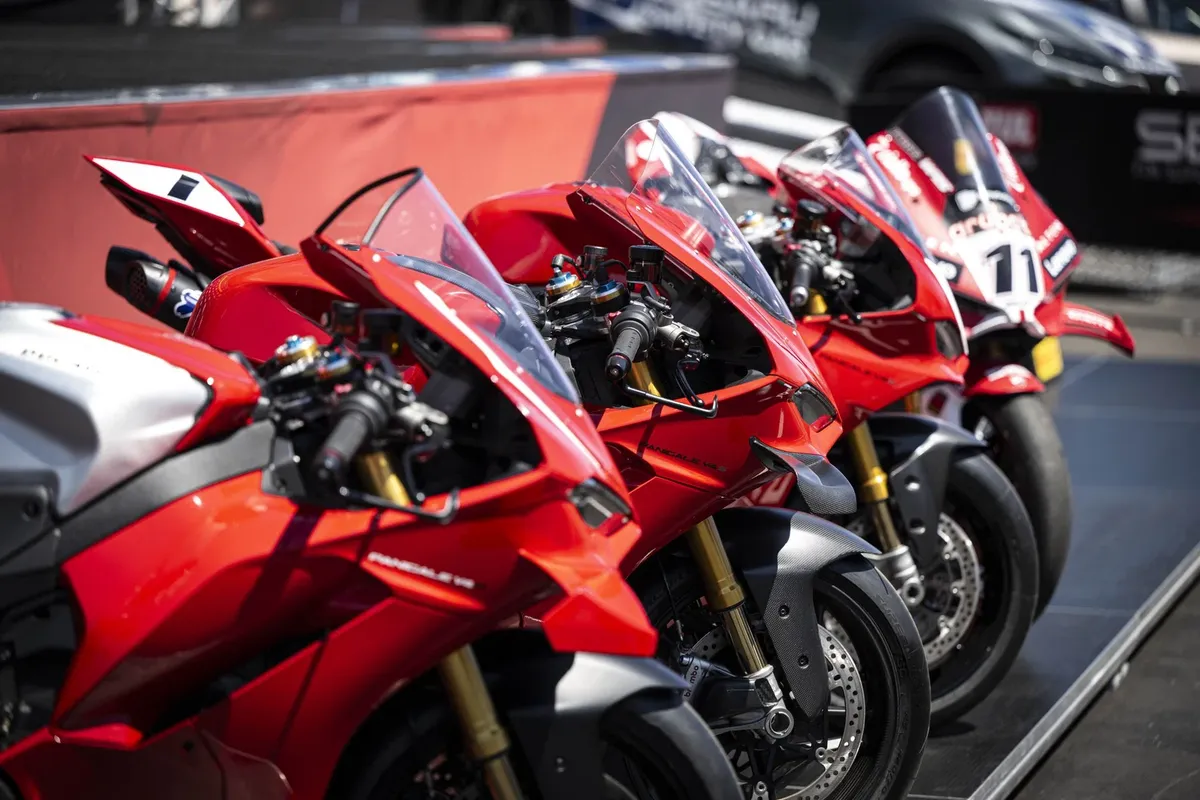 Легенда в действии: Ducati представила масштабную программу World Ducati Week 2026 к своему столетию — фото 2