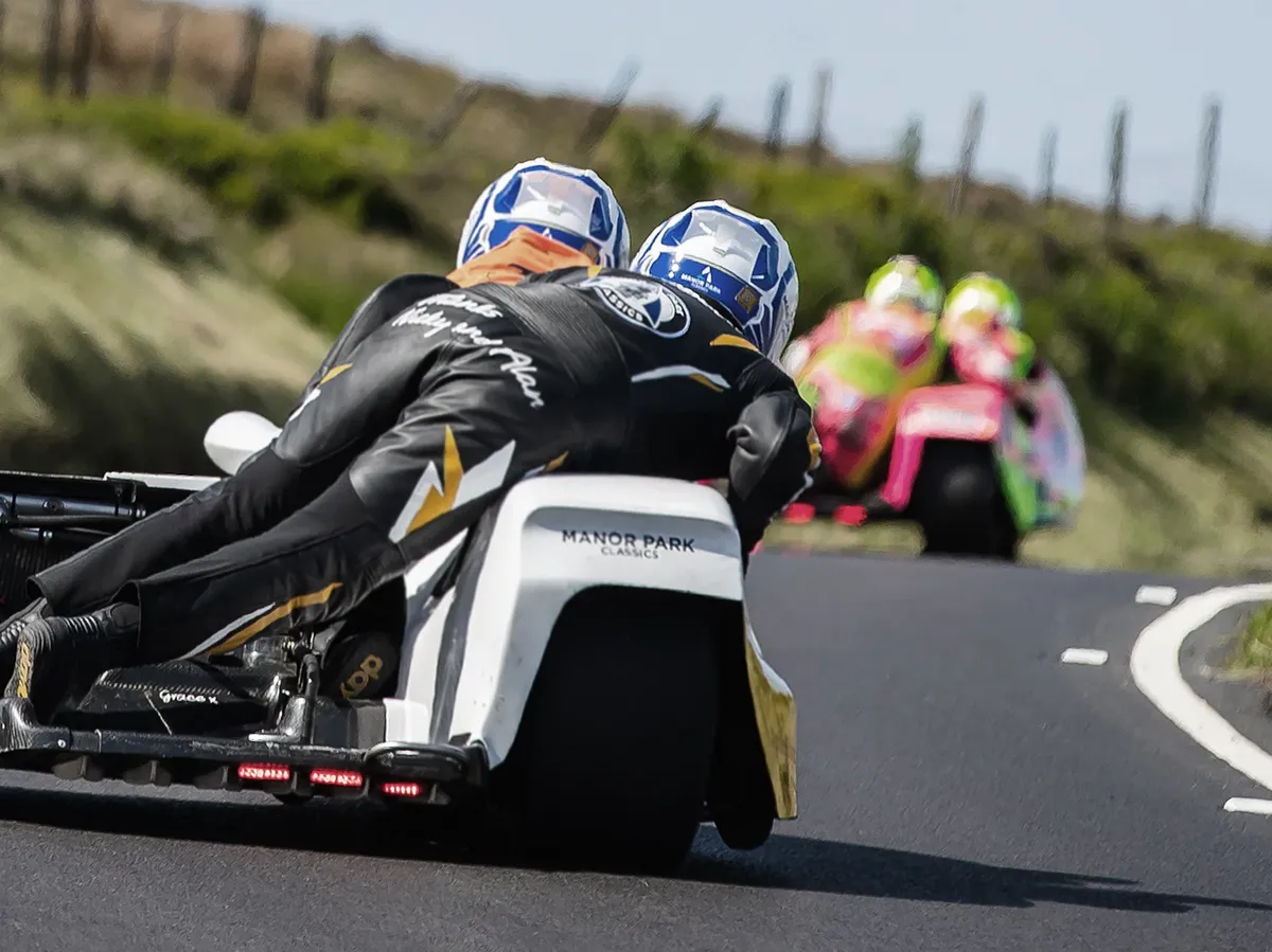 Организаторы Isle of Man TT пересмотрят целесообразность проведения гонок в классе сайдкар после серьезных инцидентов — фото 2
