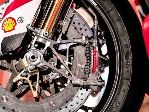 Карбон-керамические диски Brembo Hyction приходят в мотоспортивные гонки. Появятся ли они на дорожных супербайках? — фото 2