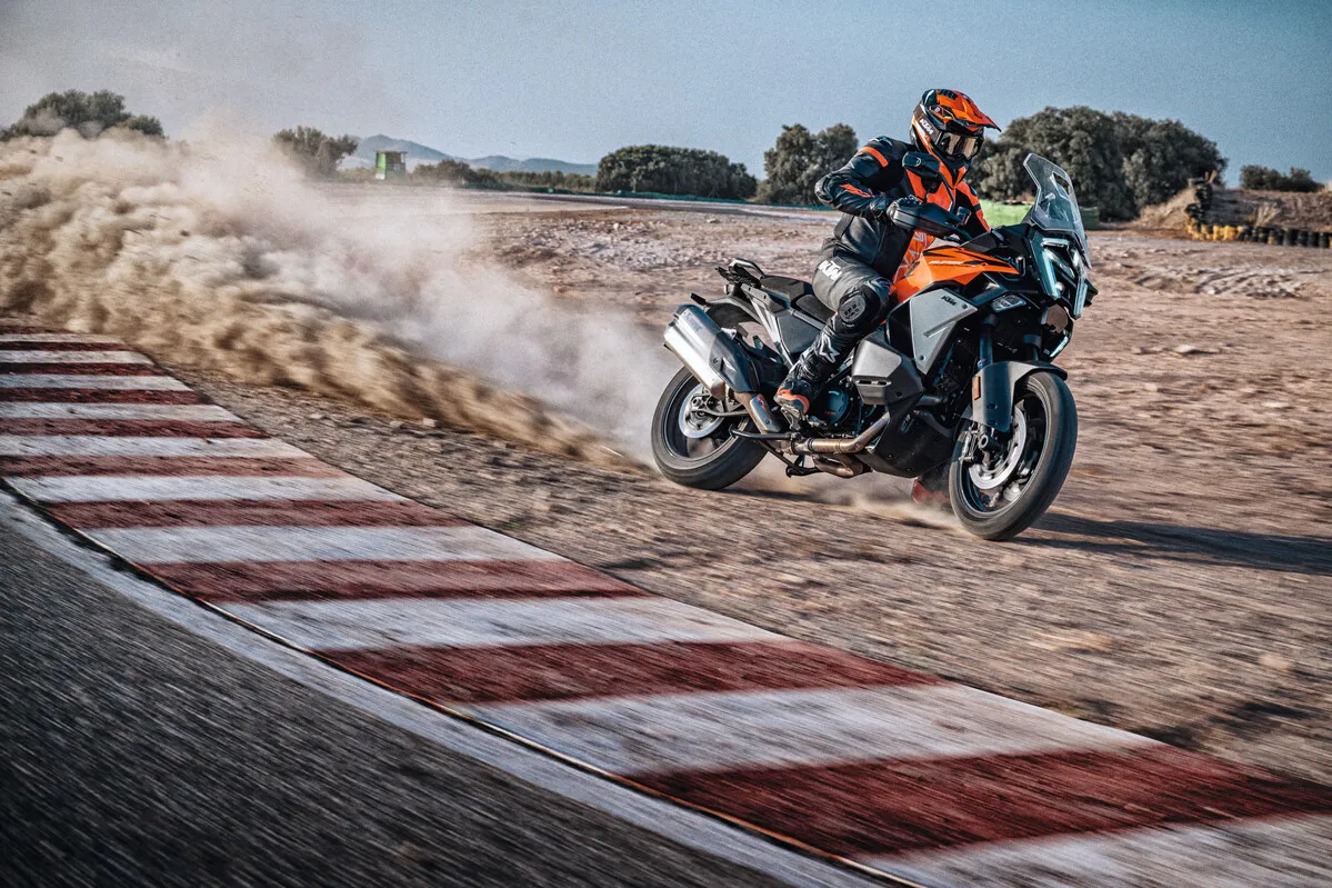 KTM 990 RC R и 990 Duke R в новой программе тест-райдов Orange Test Ride Takeover