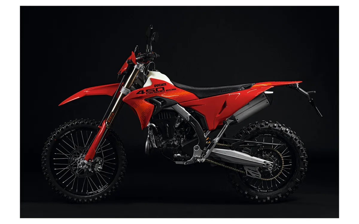 Ducati представляет Desmo 450 EDS — свой первый эндуро-модель с системой Desmodromic; продажи в Европе стартуют в июле — фото 2