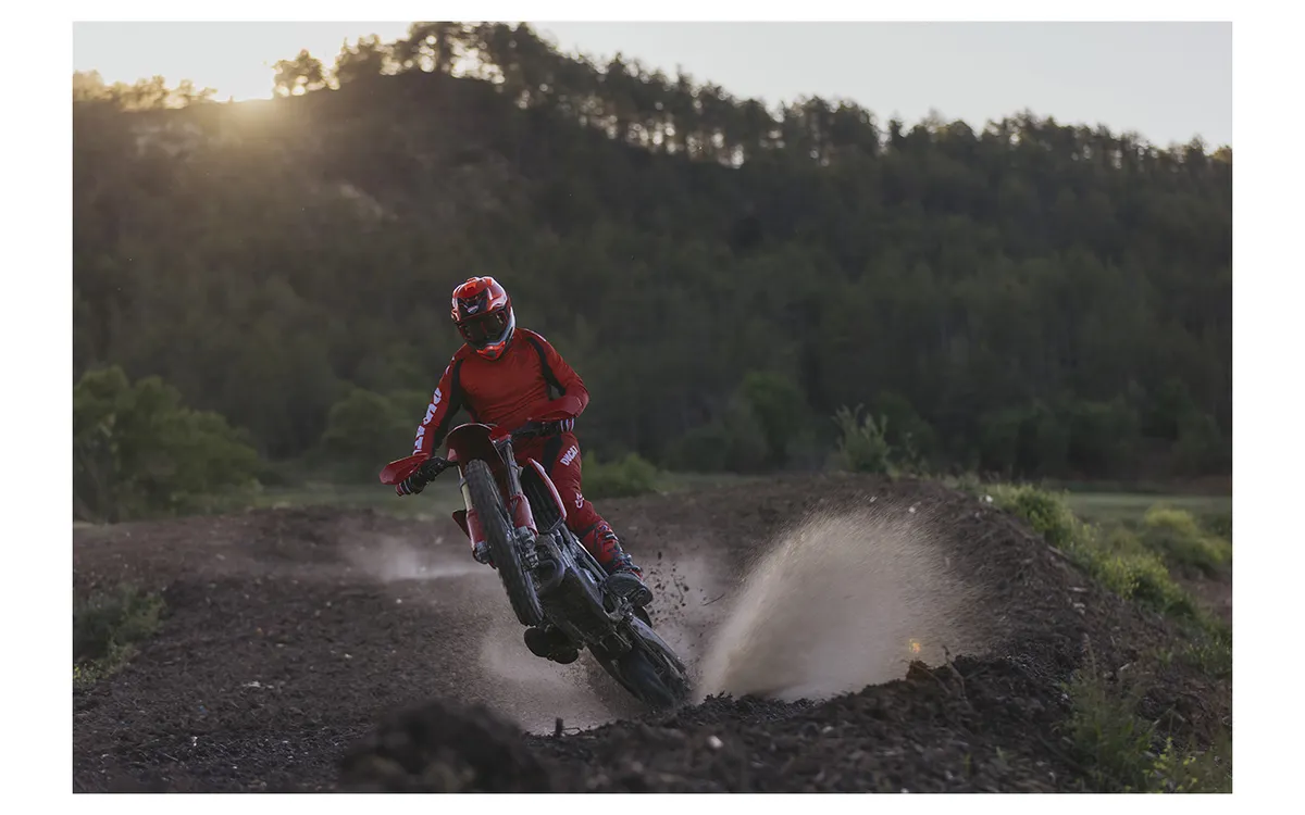Ducati представляет Desmo 450 EDS — свой первый эндуро-модель с системой Desmodromic; продажи в Европе стартуют в июле — фото 3