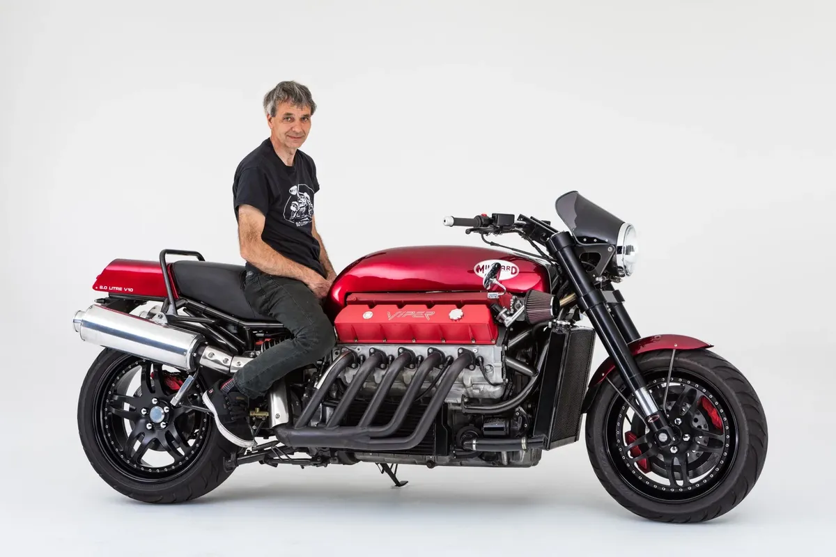 Аллен Миллиард выставляет на аукцион свой культовый мотоцикл Viper V10 — фото 2