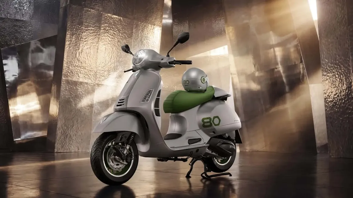 Vespa демонстрирует силу дизайна к своему 80-летию: взгляд на лимитированную серию скутеров