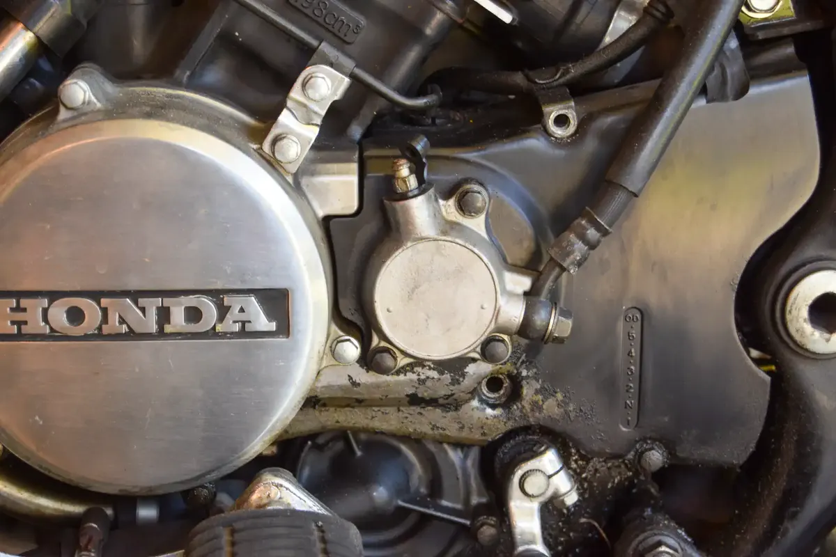 Самостоятельная замена сальника сцепления на Honda VF500C V30 Magna 1984 года