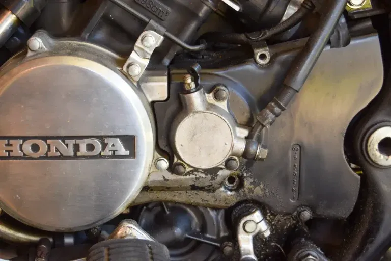 Самостоятельная замена сальника сцепления на Honda VF500C V30 Magna 1984 года — фото 2