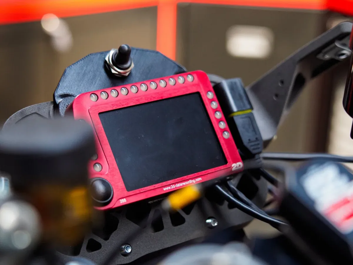 Команда Superbike представила электронный комплект, разработанный для моделей Ducati Panigale V4 — фото 2