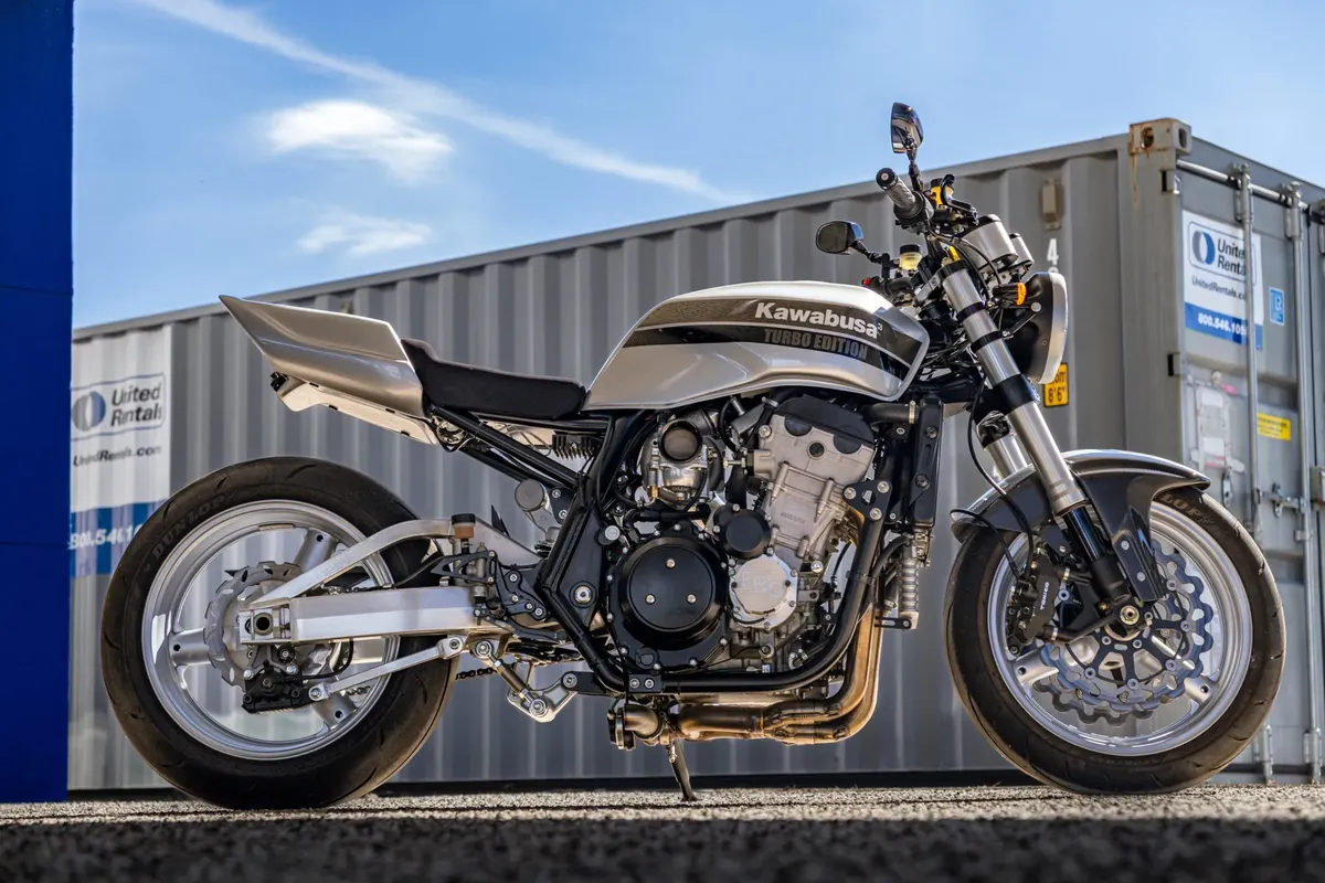 На продажу выставлен кастомный Kawasaki ZRX1200R 2004 года — возвращение Cafe Racer