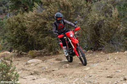 Битва японских дуал-спортов: Honda CRF450RL против обновленного Suzuki DR-Z4S