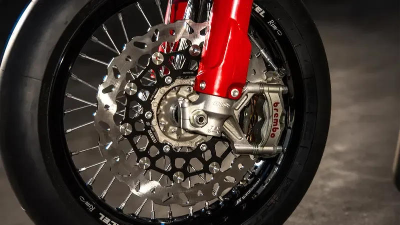 Ducati Desmo450 SM — новый гоночный супермотард из Болоньи — фото 4