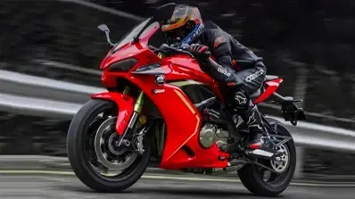 QJMotor разрабатывает супербайк с активной аэродинамикой — фото 3