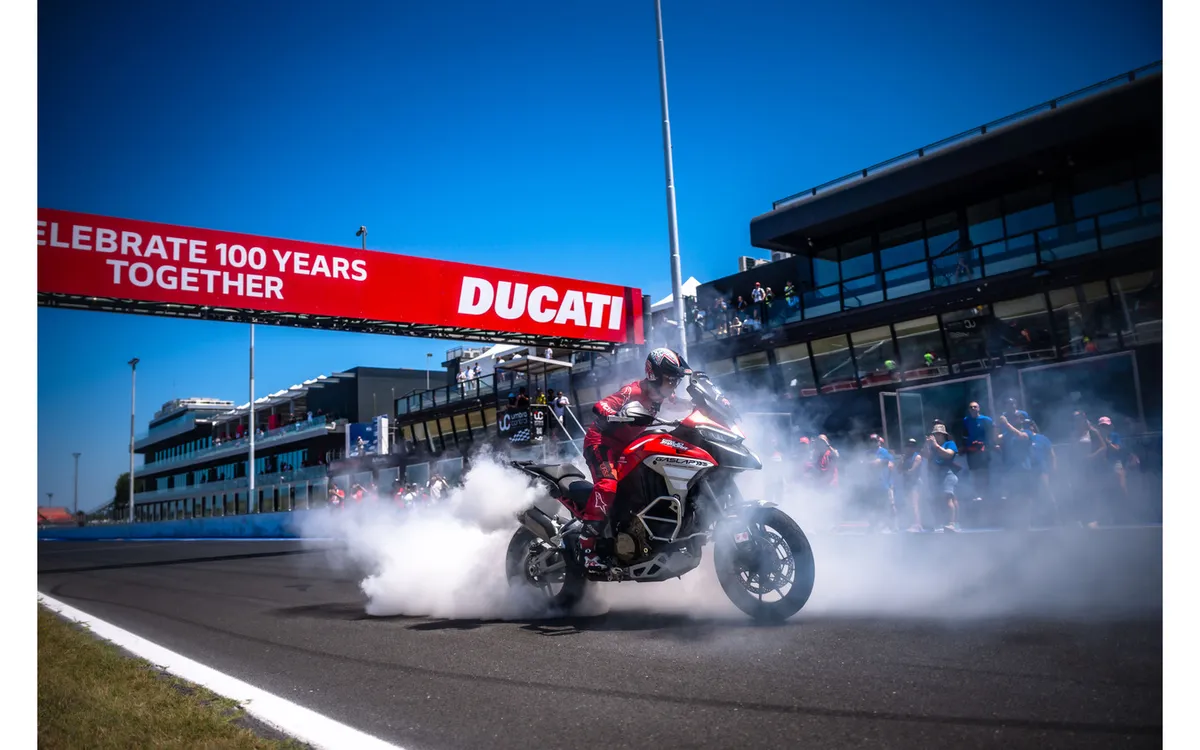 118 тысяч посетителей на юбилейном мероприятии Ducati: установлен исторический рекорд и состоялась мировая премьера Desmo 450 SM — фото 4