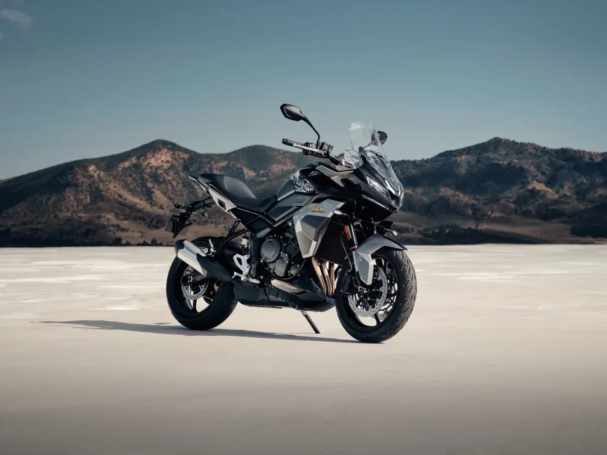 Triumph представила обновленные цветовые решения для линеек Tiger Sport 800, Speed Triple 1200 RS и Rocket 3 на 2027 год — фото 2