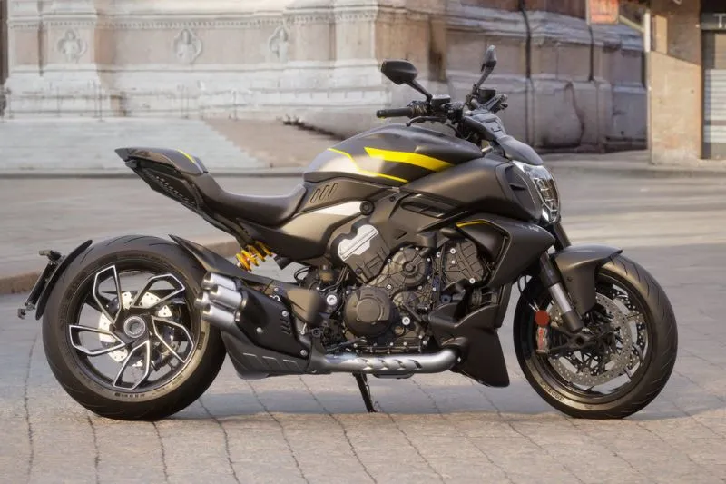 Представлен Ducati Diavel V4 Black Roadster — фото 2