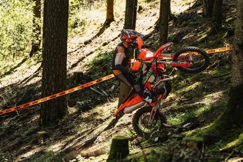 KTM празднует 100-летие «Шести дней» выпуском новых EXC 6DAYS 2027 — фото 3