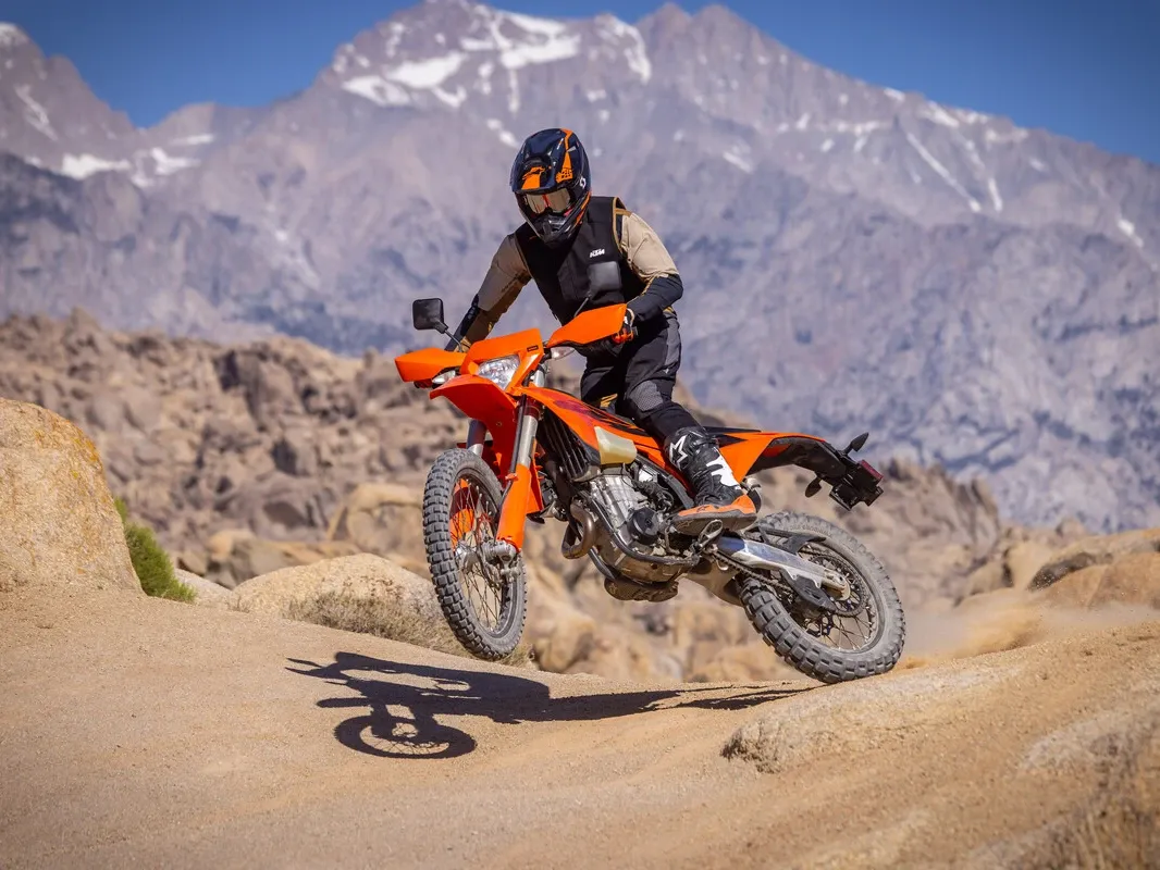 KTM представила новые мотоциклы класса Dual Sport. Но по сути это гоночные байки с номерными знаками — фото 2