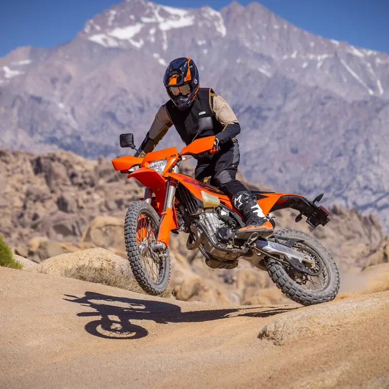 KTM представила новые мотоциклы класса Dual Sport. Но по сути это гоночные байки с номерными знаками — фото 3