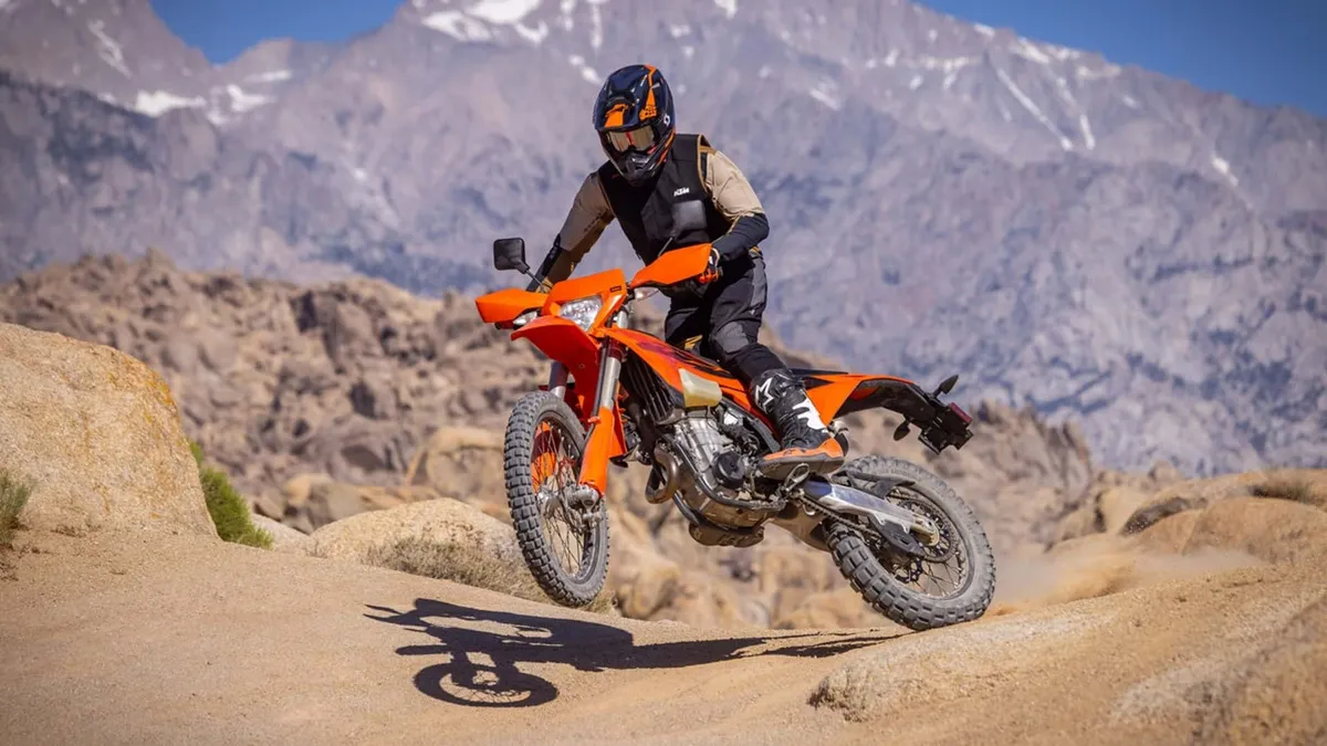KTM представила новые мотоциклы класса Dual Sport. Но по сути это гоночные байки с номерными знаками — фото 4