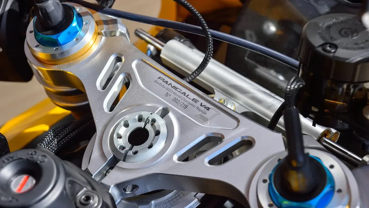 Реплики Ducati Panigale V4S в честь побед Баняи и Баустисты отправляются на аукцион