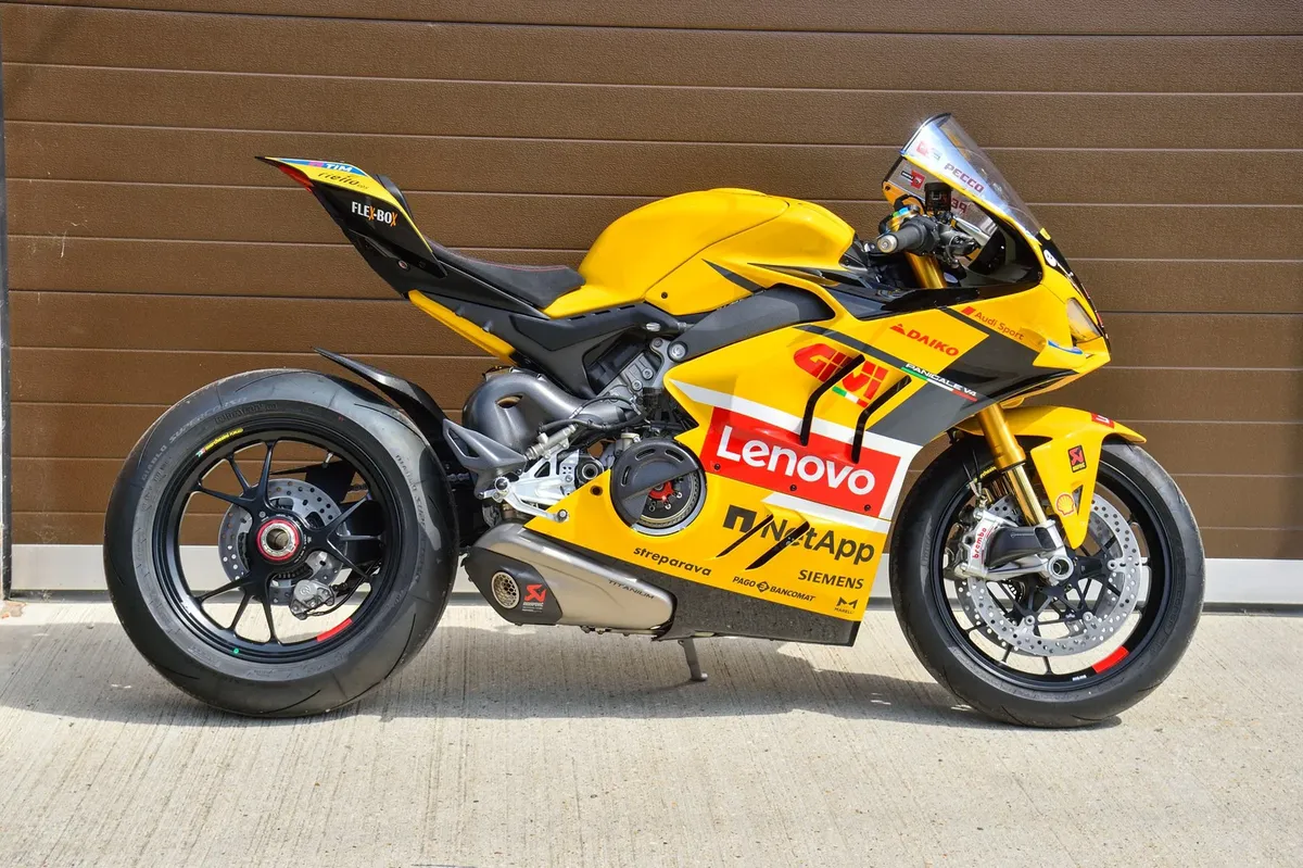 Реплики Ducati Panigale V4S в честь побед Баняи и Баустисты отправляются на аукцион — фото 2