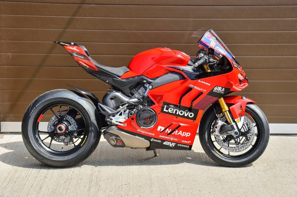 Реплики Ducati Panigale V4S в честь побед Баняи и Баустисты отправляются на аукцион — фото 3