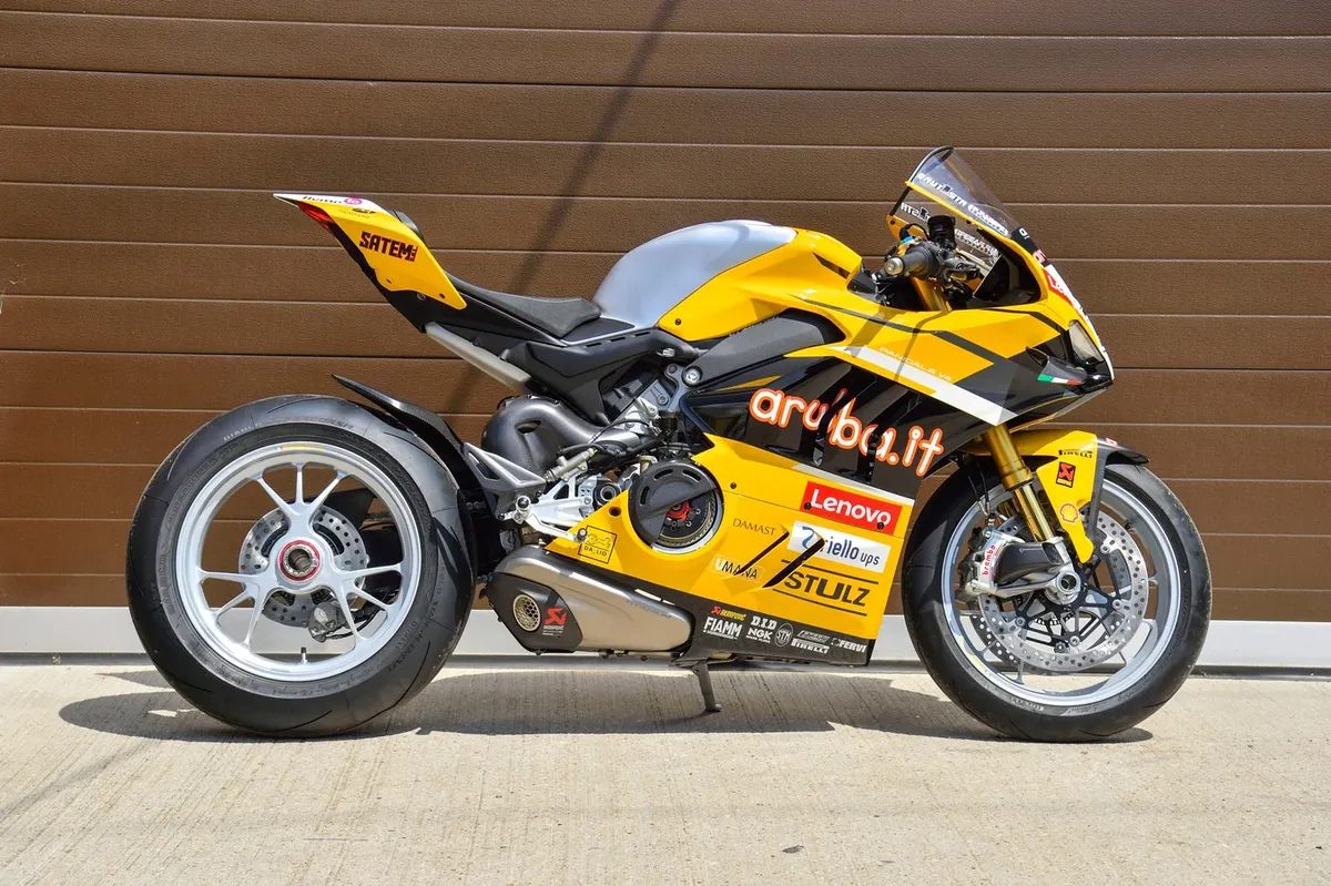 Реплики Ducati Panigale V4S в честь побед Баняи и Баустисты отправляются на аукцион — фото 4