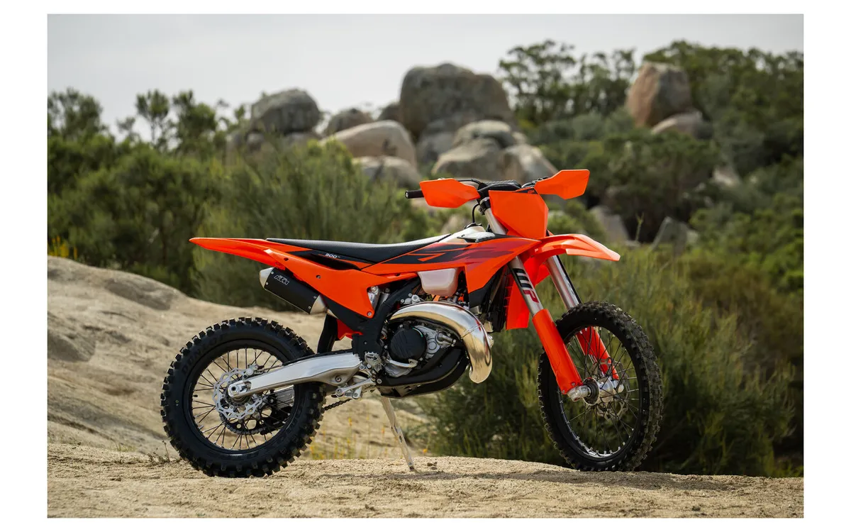 Представлены шесть моделей серии KTM XC/XC-F 2027 года с новой графикой и электронным управлением: цены от 1 239 000 иен — фото 2