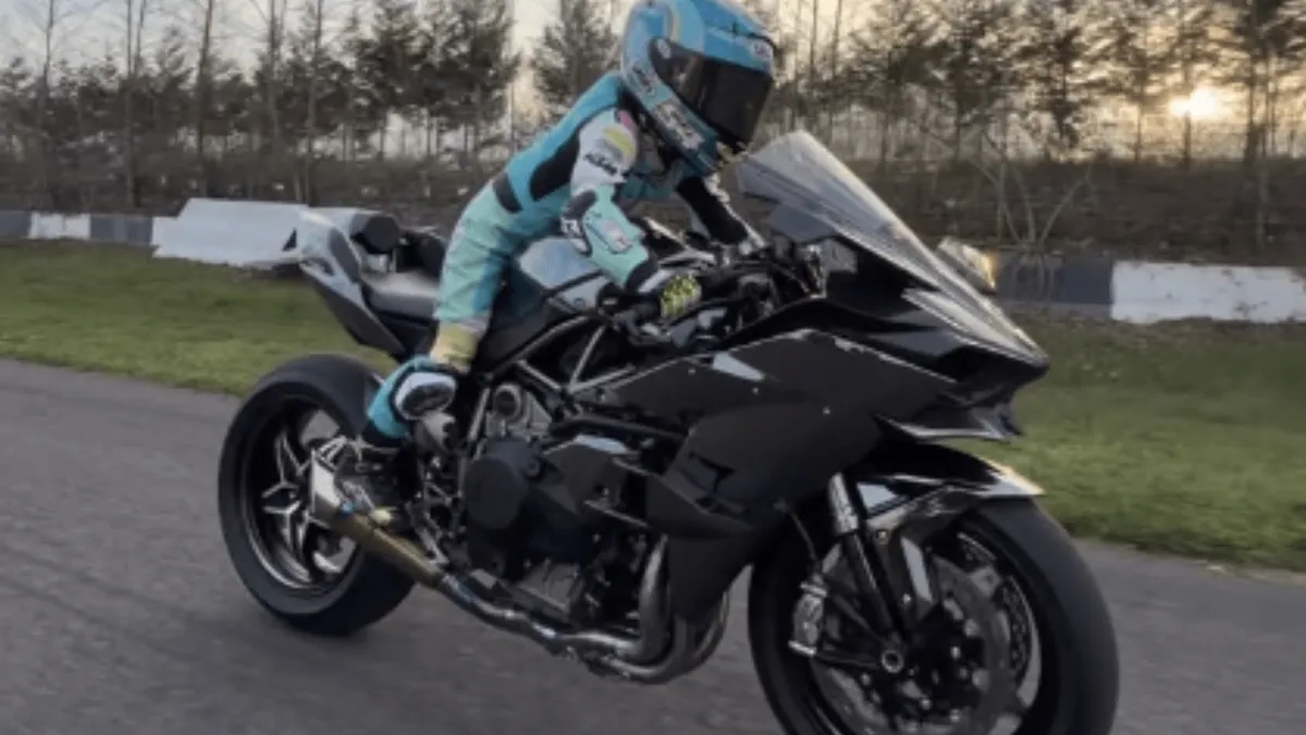 Шестилетний сын Кенана Софуоглу управляет Kawasaki H2R и BMW M1000 RR — фото 2