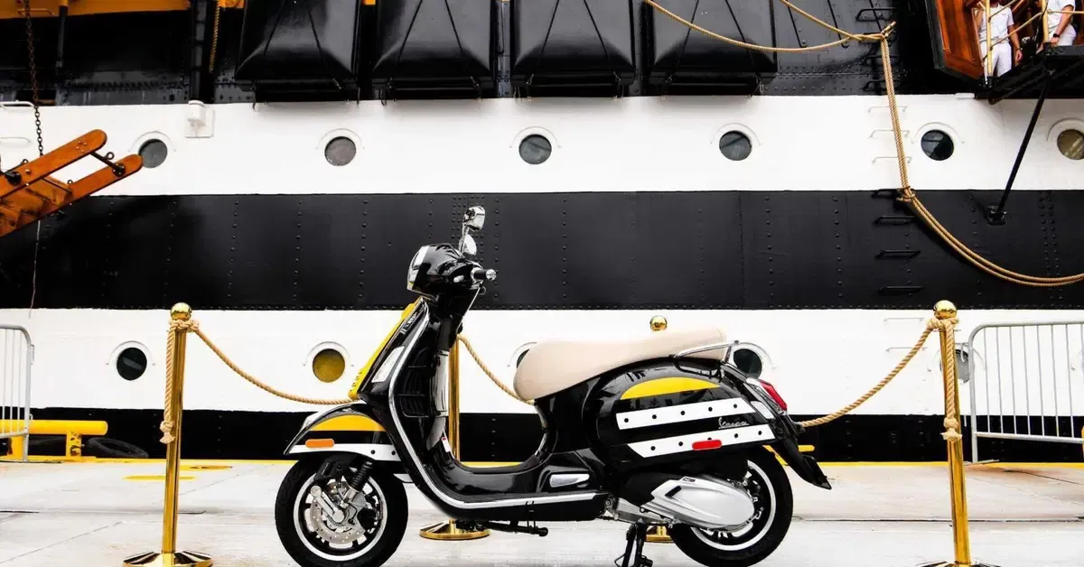 Vespa прибывает в Нью-Йорк на борту Amerigo Vespucci