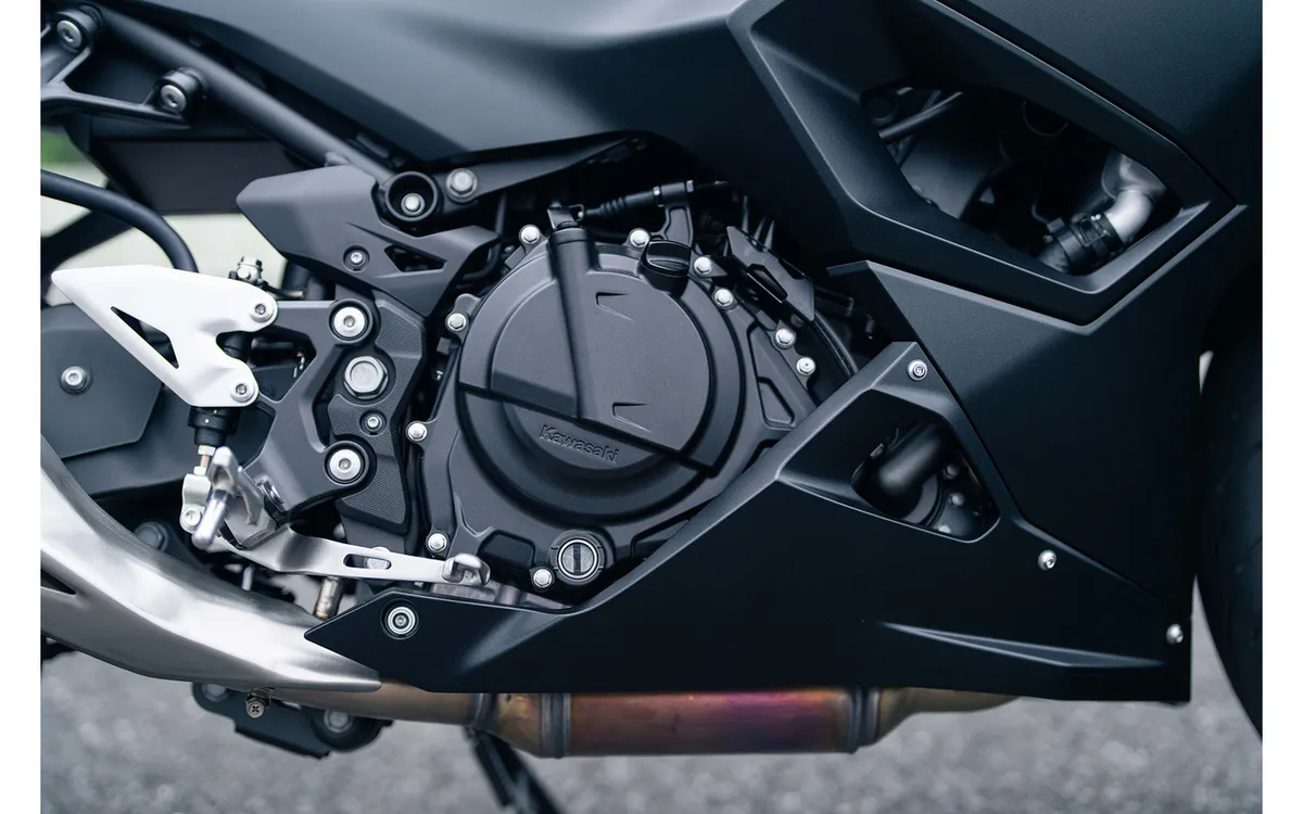 Тест-драйв Kawasaki Z500 / Ninja500: запас мощности в 52 см³, который оценят взрослые, уставшие от тяжелых байков