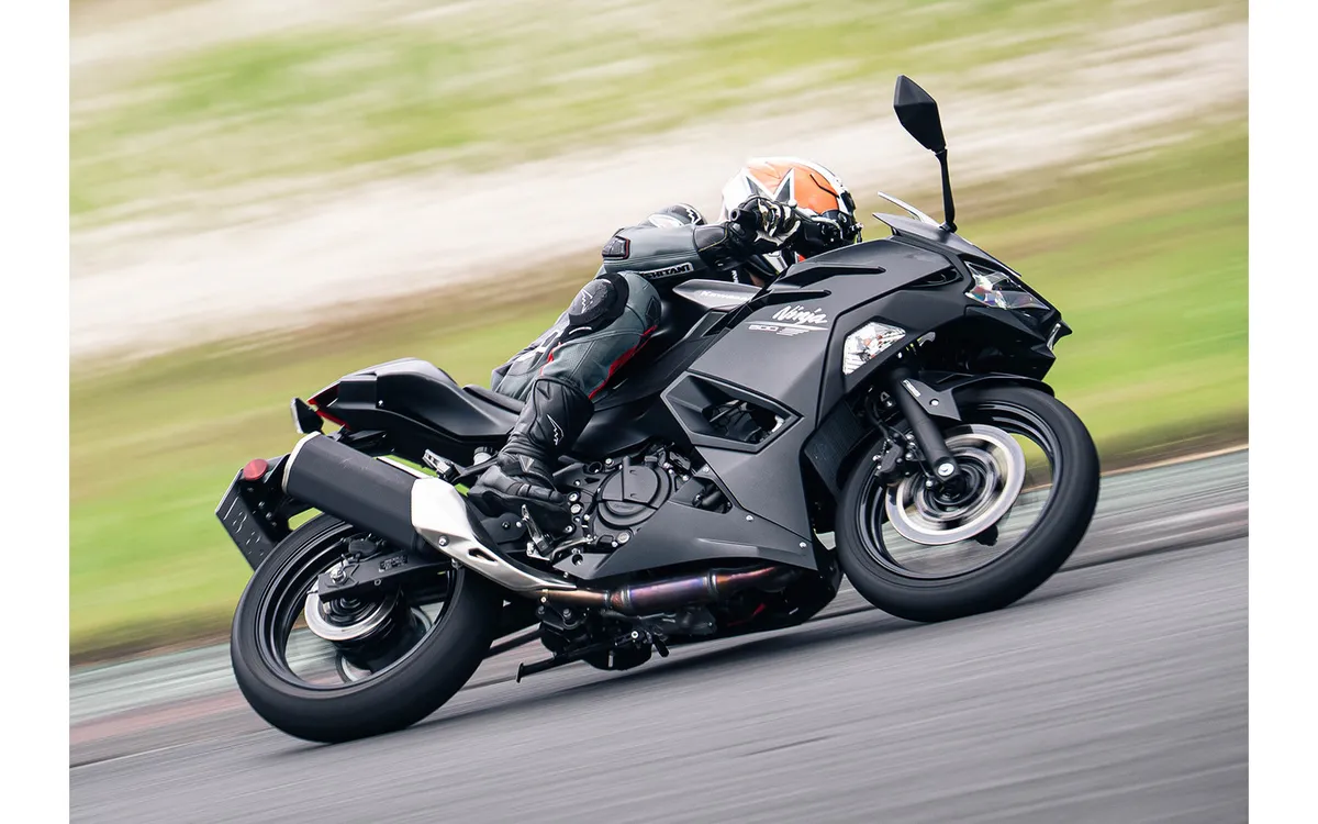 Тест-драйв Kawasaki Z500 / Ninja500: запас мощности в 52 см³, который оценят взрослые, уставшие от тяжелых байков — фото 4