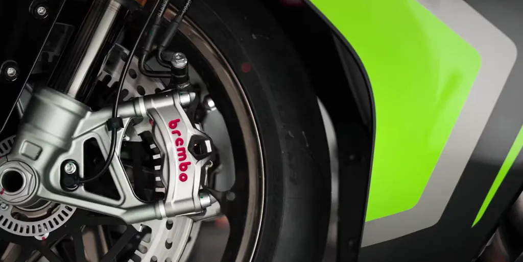 Раскрыты характеристики ZXMOTO 820RR-R: лучший среднеразмерный спортбайк по оснащению — фото 3