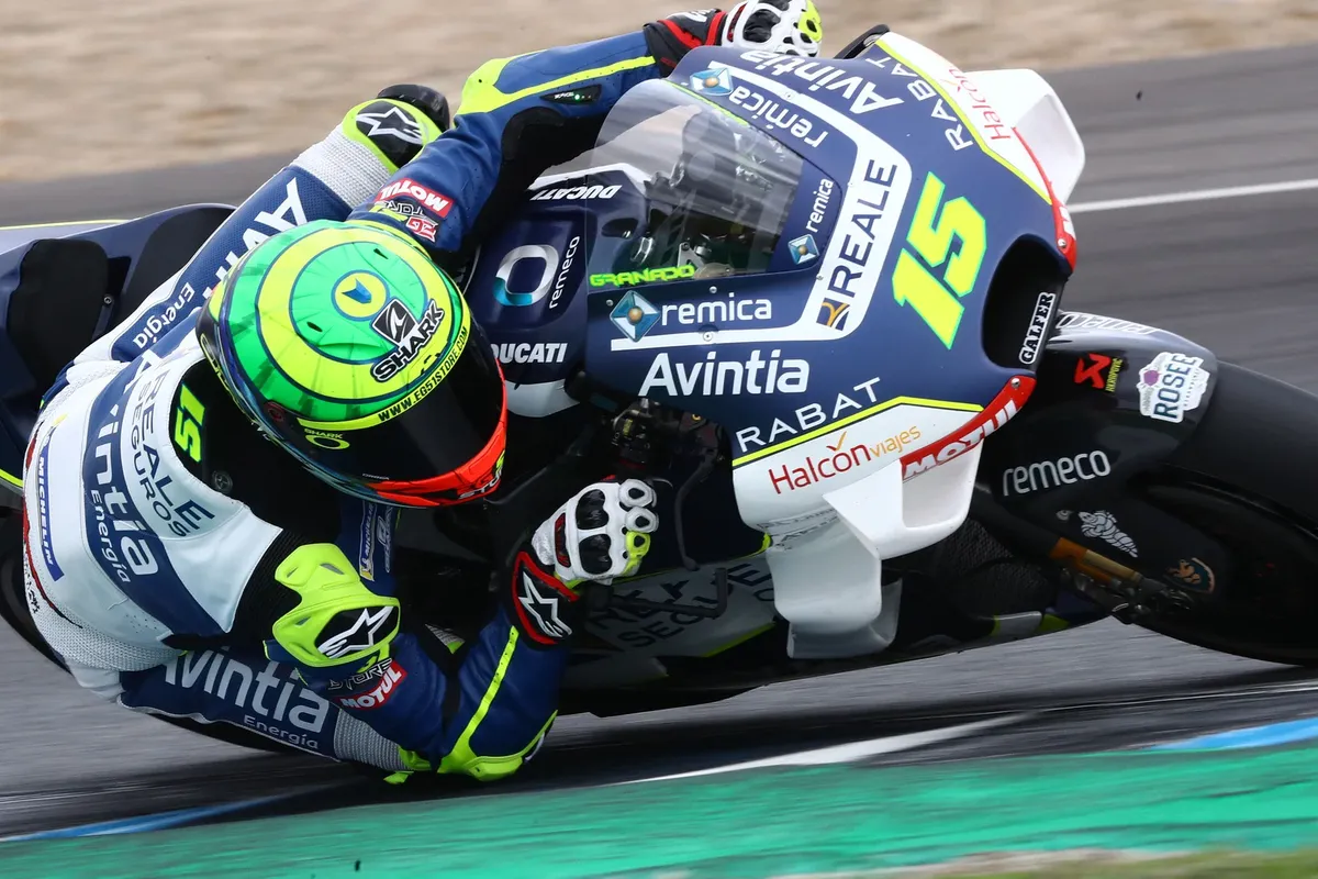 Гонщик MotoE Эрик Гранадо получил именную реплику шлема Shark Skwal Cup — фото 2