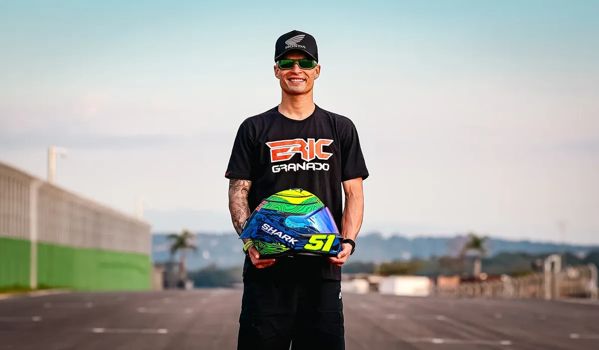 Гонщик MotoE Эрик Гранадо получил именную реплику шлема Shark Skwal Cup — фото 3