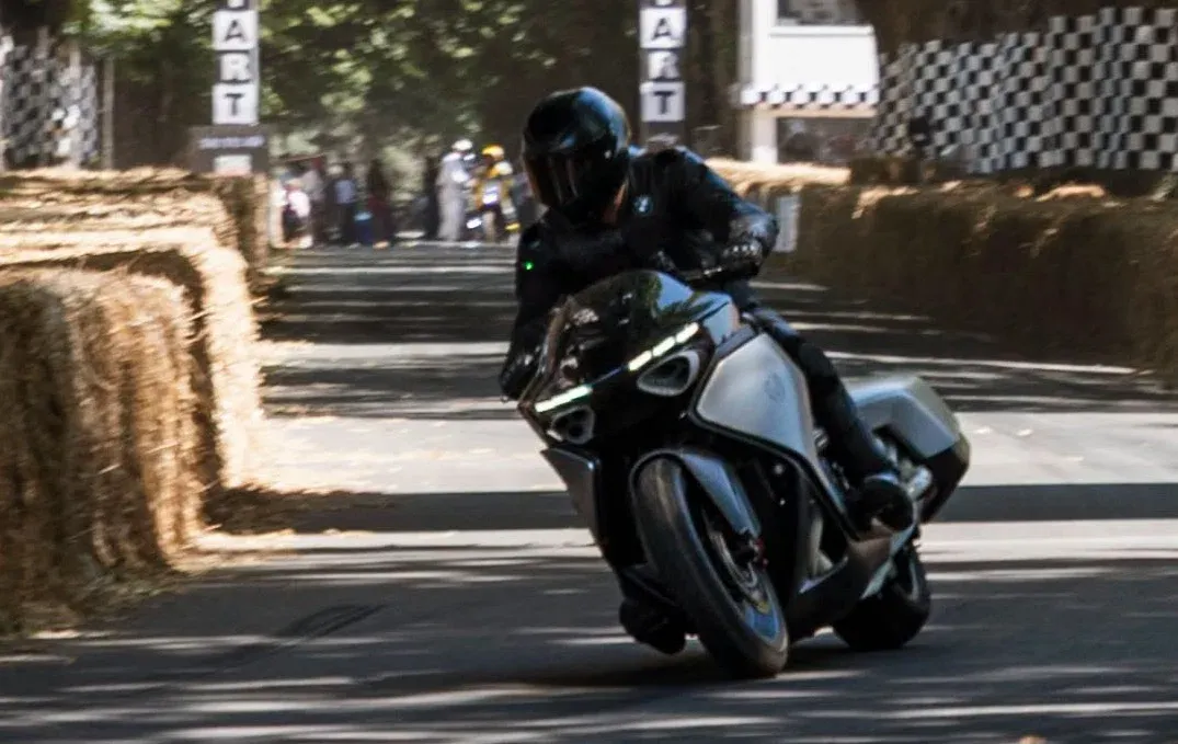 BMW K18 Vision громко дебютировал в Великобритании на Фестивале скорости в Гудвуде — фото 2