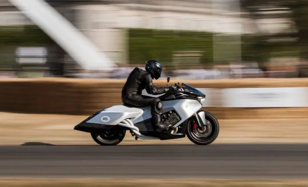 BMW K18 Vision громко дебютировал в Великобритании на Фестивале скорости в Гудвуде — фото 4