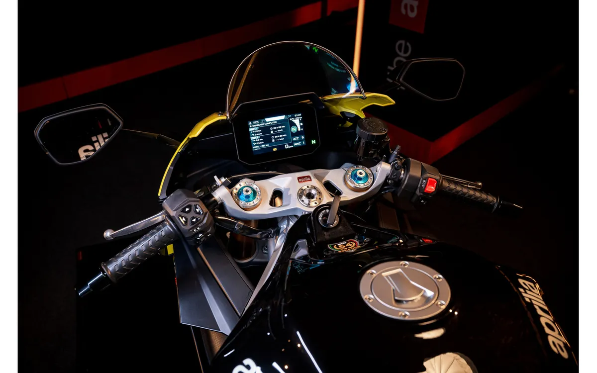 Представлена лимитированная версия Aprilia RS 660 Factory с винглетами и увеличенной мощностью до 105 л.с. по цене 1,98 млн иен — фото 3