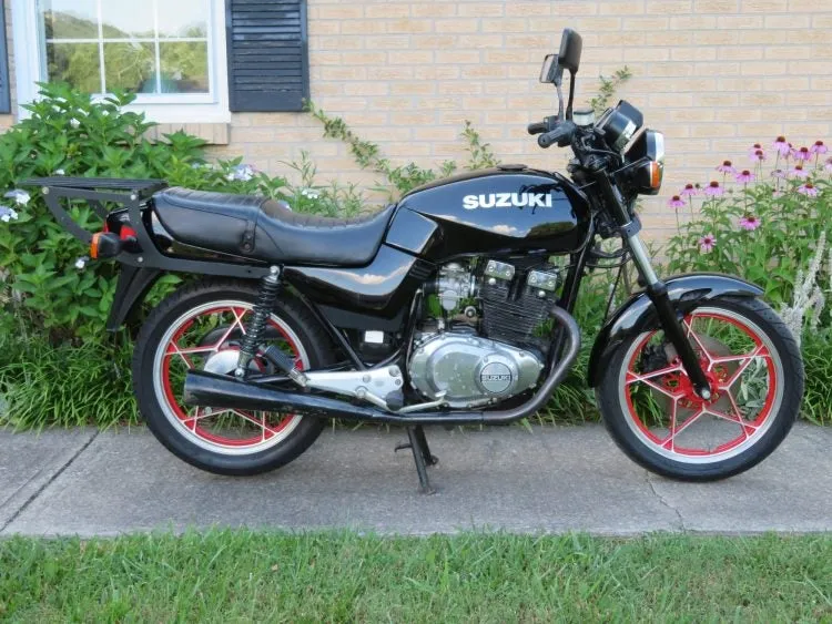 Suzuki GS450E 1983 года: тюнинг для фанатов малокубатурной техники — фото 2