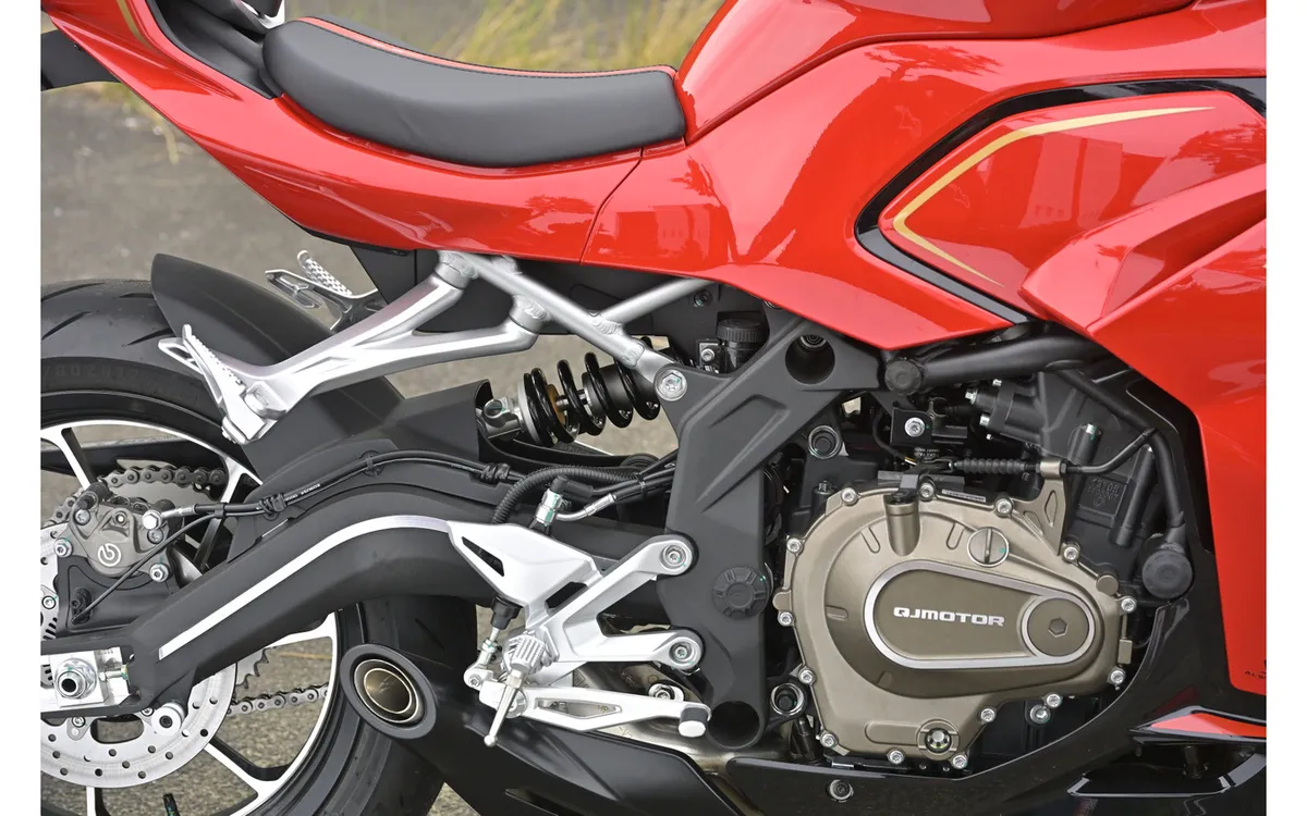 Тест-драйв QJ Motor SRK400R: Прямой вызов Honda и Kawasaki! Насколько хорош этот «китайский четырехцилиндровый 400»? — фото 3