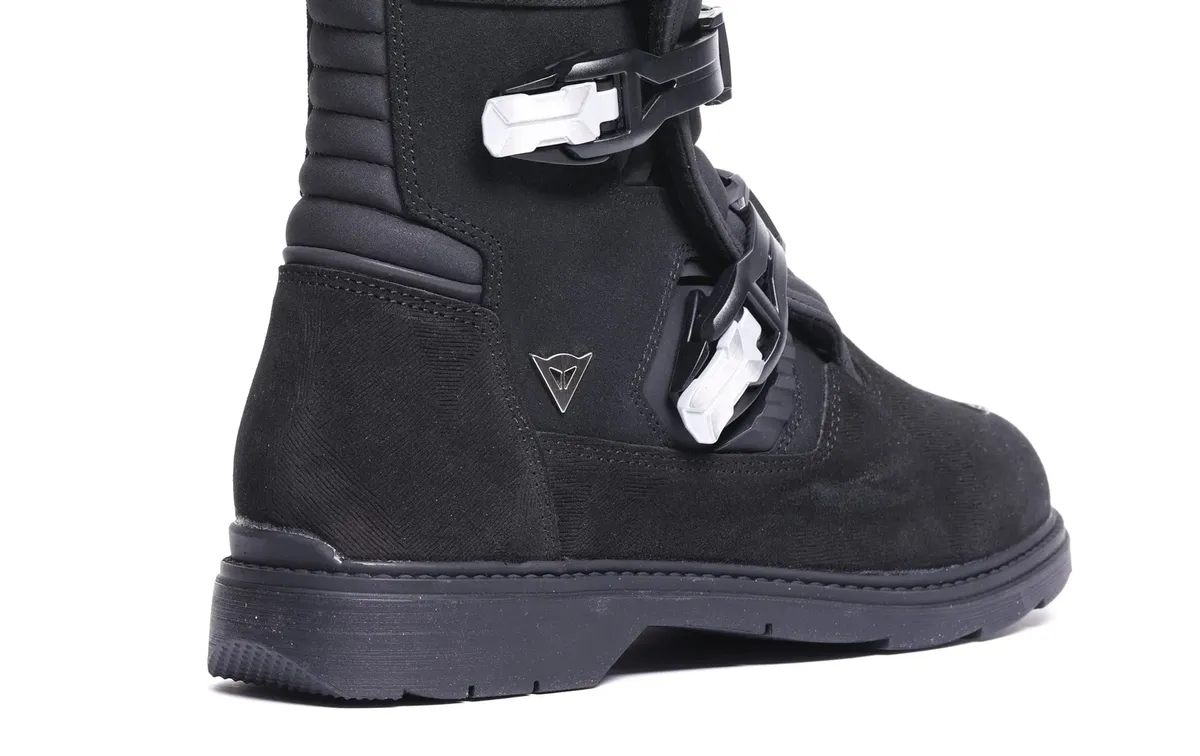 Особенности Dainese Overyond XT GTX: выдвижная защита голени — фото 3