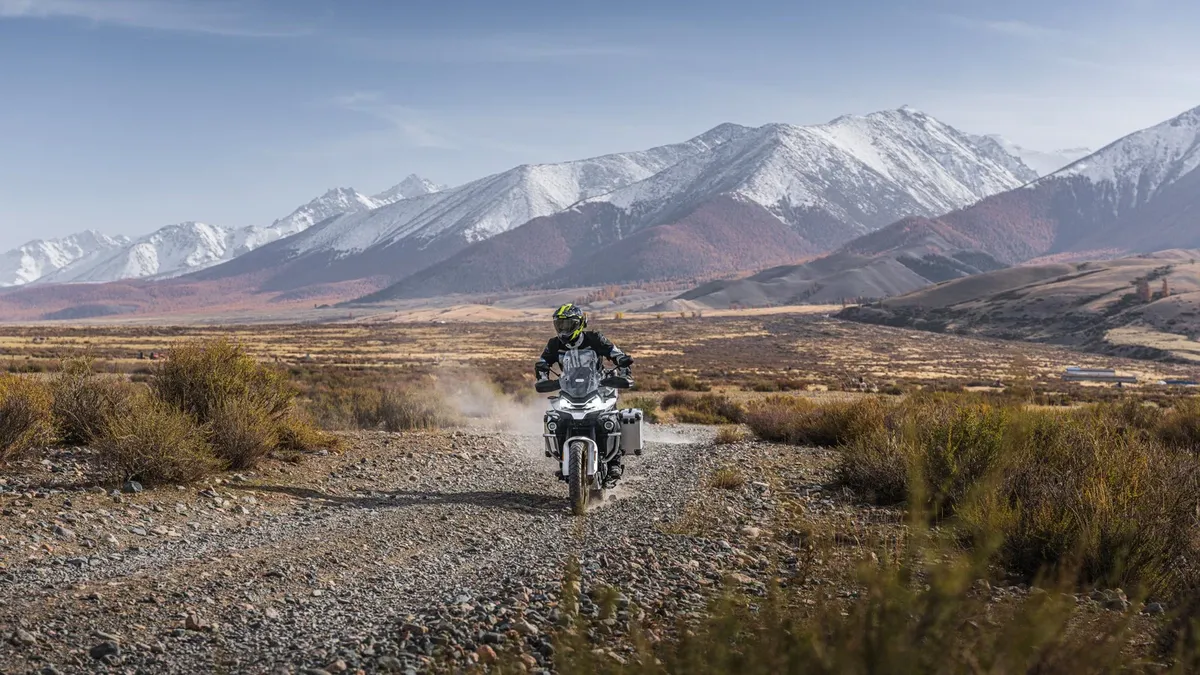 CFMoto 800MT-ES выходит на рынок с электронной подвеской и системами помощи Bosch по цене от 8 499 фунтов стерлингов