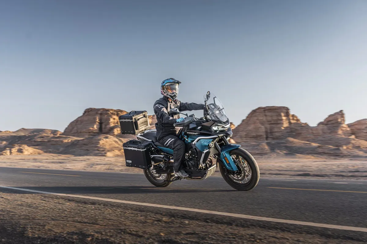 CFMoto 800MT-ES выходит на рынок с электронной подвеской и системами помощи Bosch по цене от 8 499 фунтов стерлингов — фото 2