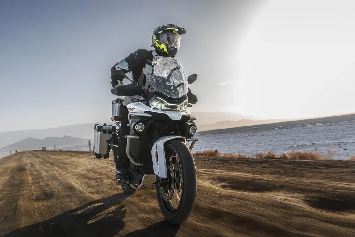 CFMoto 800MT-ES выходит на рынок с электронной подвеской и системами помощи Bosch по цене от 8 499 фунтов стерлингов — фото 3