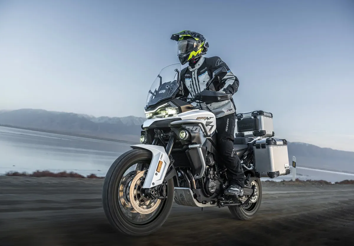 CFMoto 800MT-ES выходит на рынок с электронной подвеской и системами помощи Bosch по цене от 8 499 фунтов стерлингов — фото 4