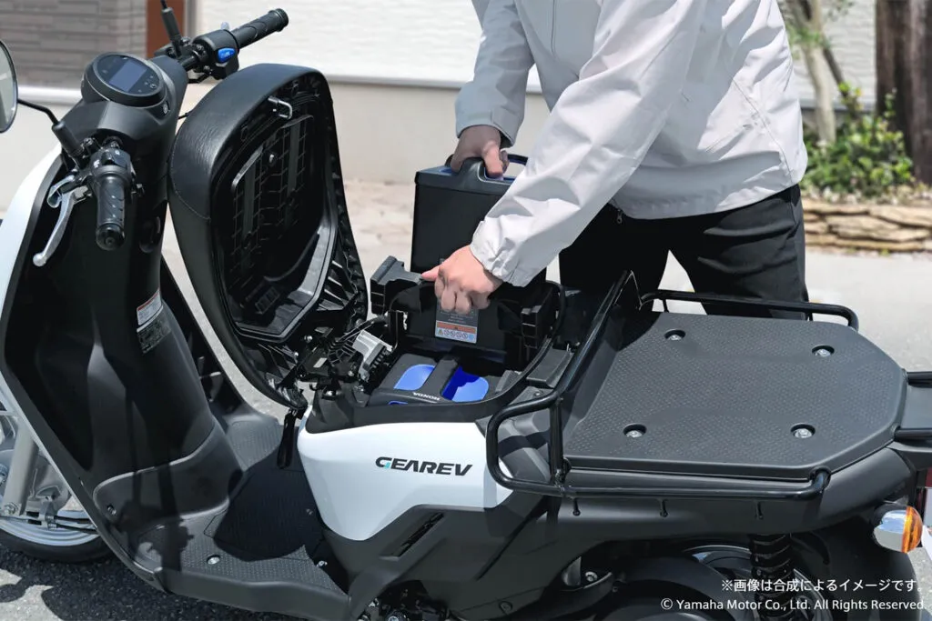 Yamaha запускает в Японии бизнес-скутер со сменными аккумуляторами — фото 3