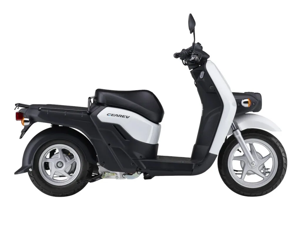 Yamaha запускает в Японии бизнес-скутер со сменными аккумуляторами — фото 4
