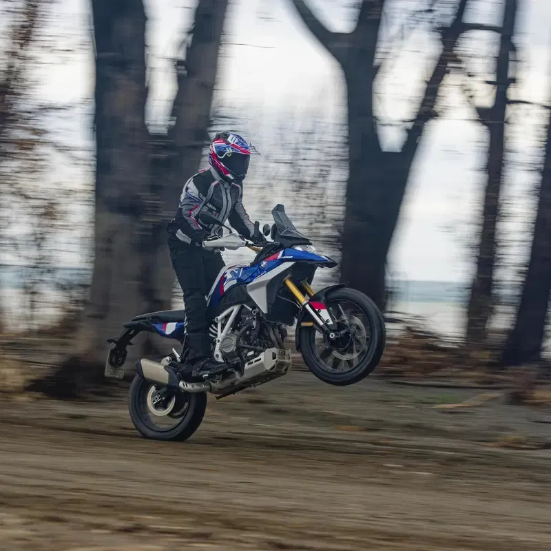 Два поколения, один мотоцикл: BMW F 450 GS объединяет жаждой приключений — фото 2