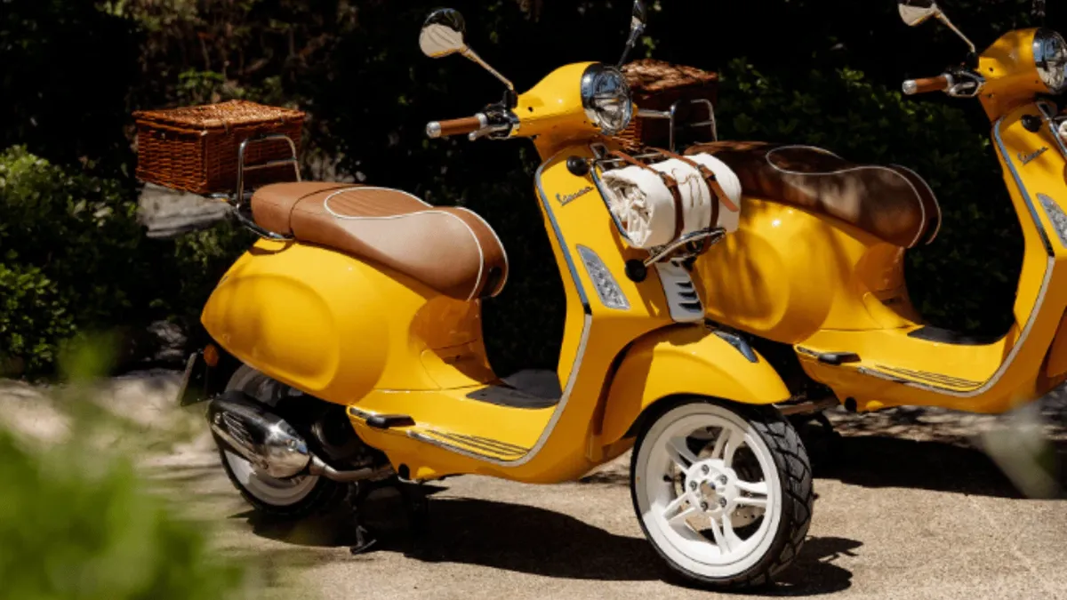 Представлена лимитированная серия Vespa x Gigi Primavera 125 в Сен-Тропе