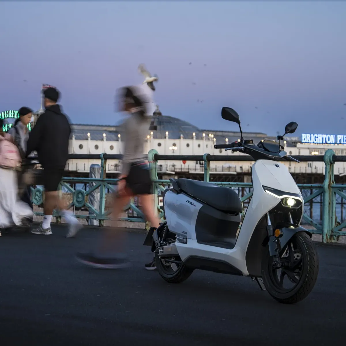 Представлена лимитированная серия Vespa x Gigi Primavera 125 в Сен-Тропе — фото 4