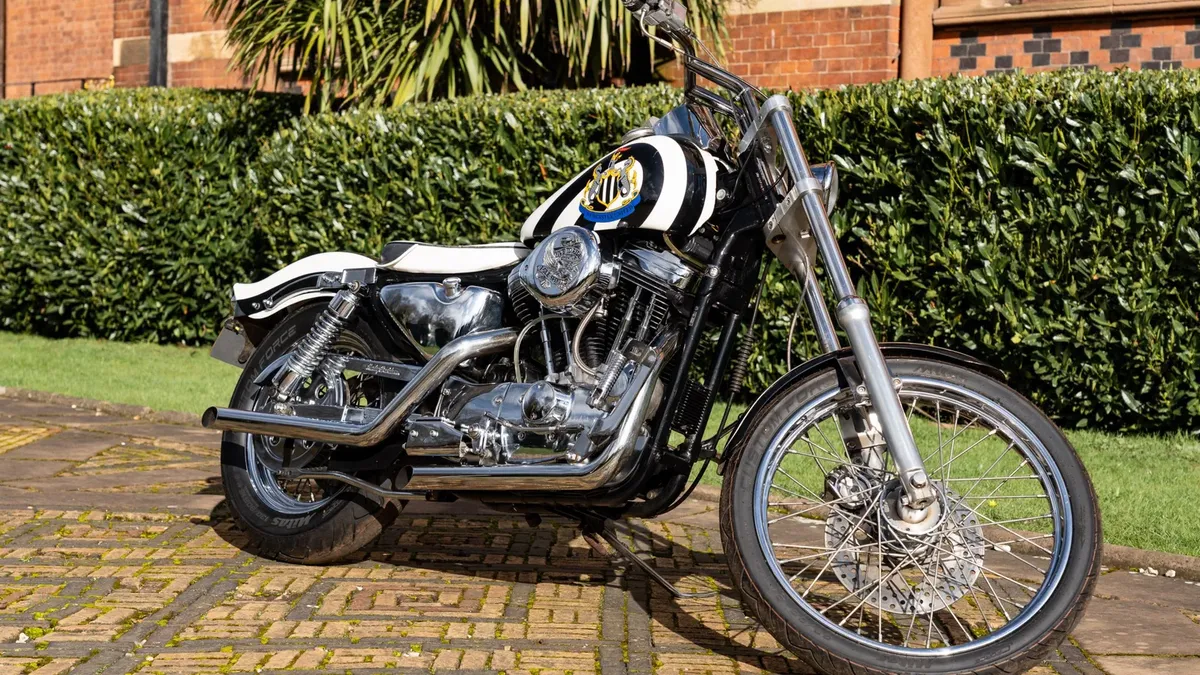 Harley-Davidson в стиле «Ньюкасл Юнайтед», принадлежавший Кевину Кигану, продан за 30 500 фунтов стерлингов спустя несколько дней после смерти футбольной легенды